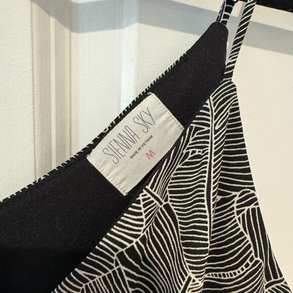 Black and White‎ Leaf Print Button Front Tank Top - Size Medium - Picture 3 of 6